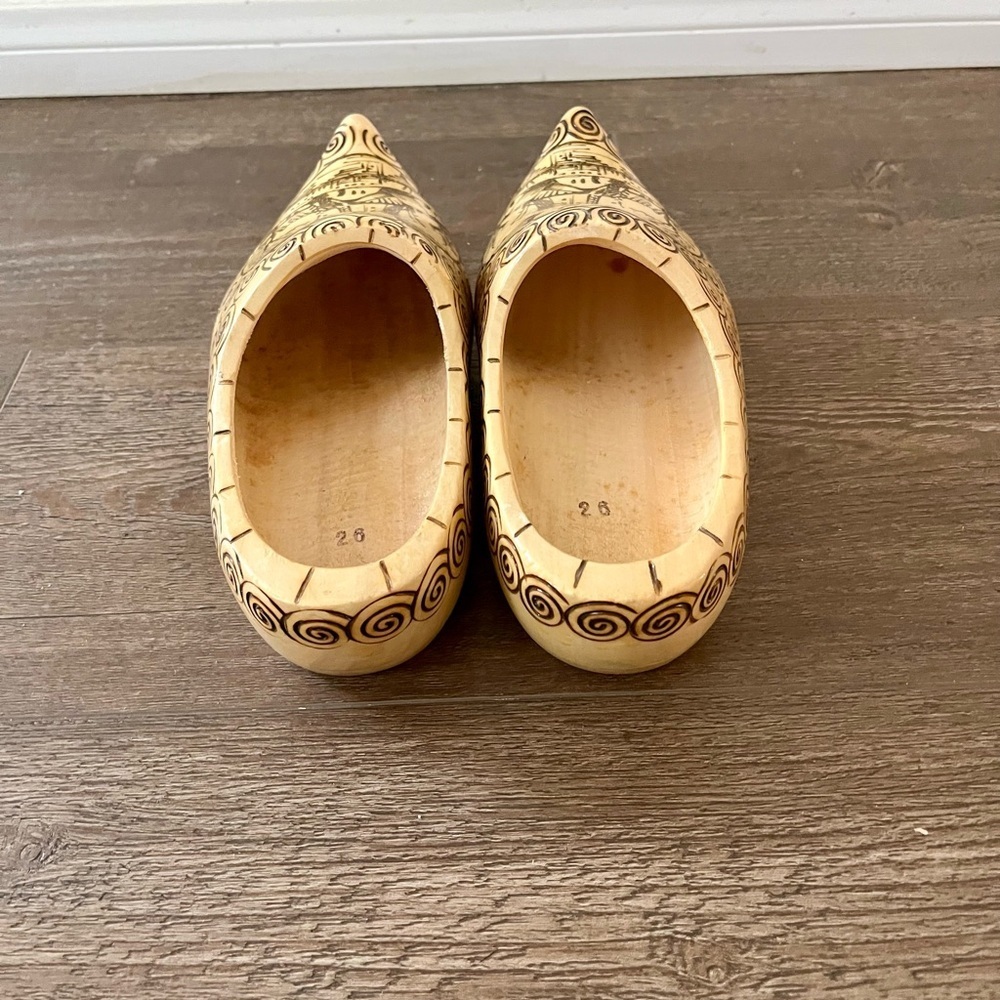 Wooden Clogs with Windmill Design - Picture 4 of 11